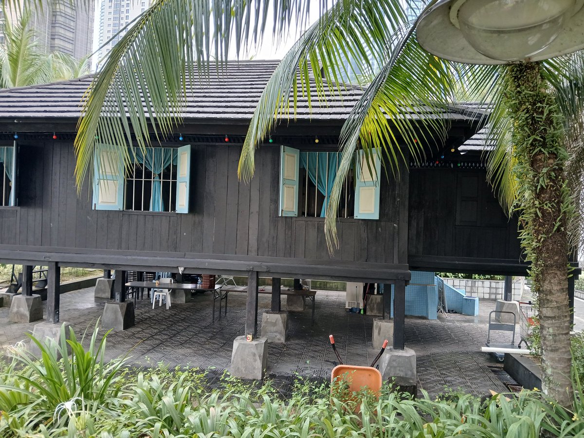 Akhirnya dapat juga jejakkan kaki di rumah Almarhum Dato' Haji Abdullah Hukum. Sayang tak dapat masuk kerana rumahnya dikunci. Rumah Sutan Puasa pun sepatutnya dipeliharakan seperti ini, malangnya kerajaan wilayah persekutuan ketika itu tidak melihat perlu berbuat demikian.