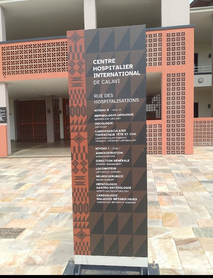 Le parallélisme des formes voudrait que le #Tribunal de #Première #Instance d' Abomey- Calavi qui est juste en face du somptueux #Centre #Hospitalier #International de Calavi , soit rénové. Dans le premier, on y soigne les droits. Dans le second, le corps. 
#TPI 
#CHIC
