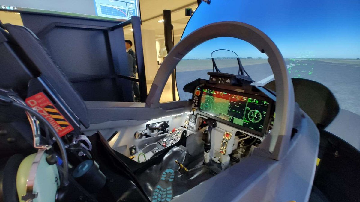 NichoConcu's tweet photo. At MFT 2025 Leonardo showcased what the cockpit for the M346 Block 20 will look like. The frontal panels are now replaced in favour for a Large Area Display, which are also seen in the AW-249 Fenice and F-35. Austria will be the first export for the block 20. https://t.co/p8Qq8u7xPg