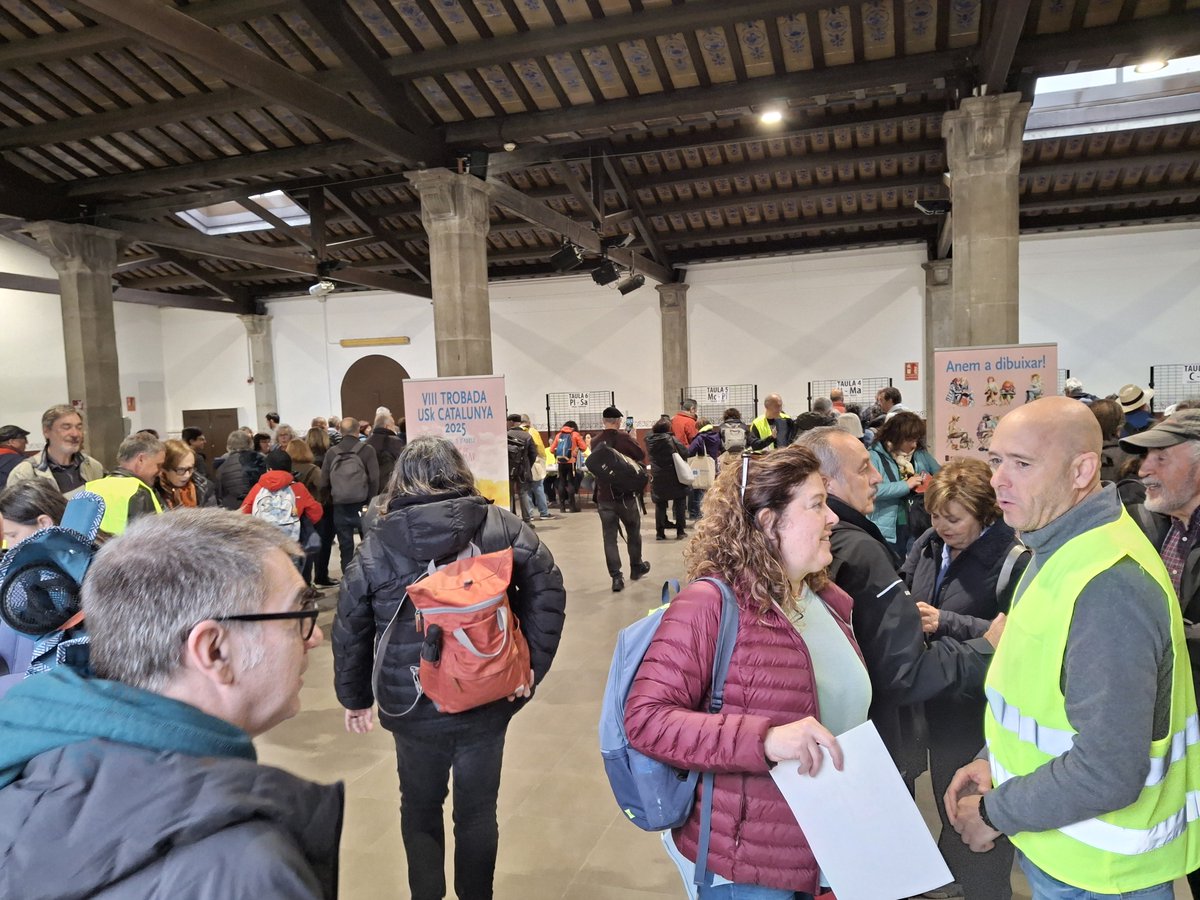 📌 Centenars d'#sketchers a la sala 1 d'Octubre del Calisay. Des de les 9 del matí i fins a les 6 de la tarda, es mouran dibuixant per tot #Arenys.