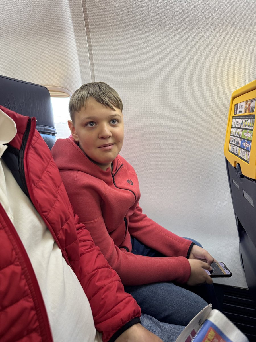 Well that rush to the window seat was unnecessary 🤣🤣🤣🤣 #RyanAir #Row11 👀😩 <a href="/Ryanair/">Ryanair</a>