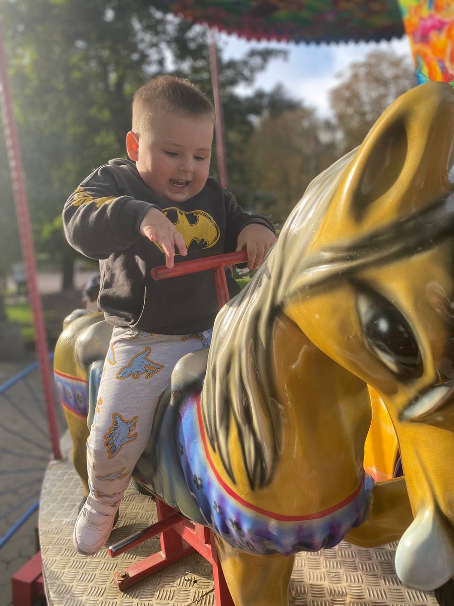 ...

Tohle byl malý Timofej, byly mu tři roky a devět měsíců. Narodil se v podstatě v předevečer války a nic jiného nepoznal. Na včerejším videu se ho snažili záchranáři zachránit. Bohužel se to nepodařilo.

Před výbuchem byl s babičkou venku na hřišti

x.com/andrewofpolesi…