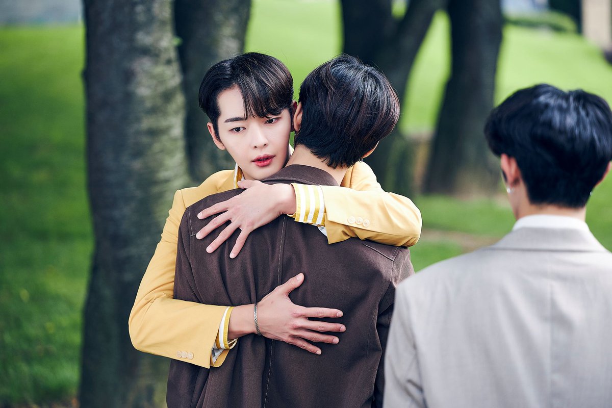 With a heavy heart, we came to Do Hyunbin's show. The way he tried to manipulate Eden and still thinking that I still have feelings for him irked me. I'll keep everything about him in the past and told him to not contact me ever again.