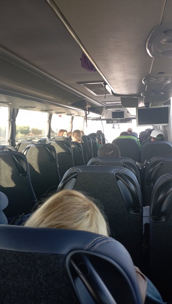 SATSE_Almeria's tweet photo. El SAS se desangra.
Listas de espera interminables, profesionales agotados y la privatización avanza sin freno.
Este 5 de abril salimos a la calle.

Camino de Sevilla, ya llegamos!!!

#StopDesmantelamientoSAS
#SanidadPublica
#5abril https://t.co/95EpPX0y2e