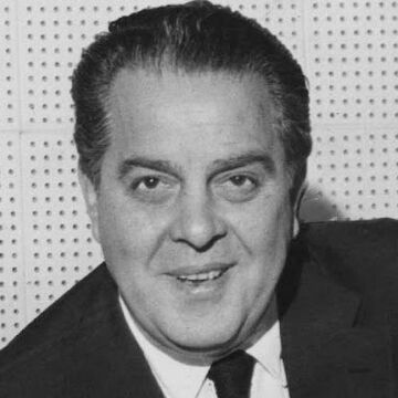 TDlemon9's tweet photo. #AccaddeOggi
Il #5aprile 1909 nasceva #AlbertBroccoli detto Cubby. Origini calabresi, dopo aver fatto anche il fabbricante di bare, si diede al cinema e con Harry Saltzman produsse più di 40 film, tra cui la serie con 007. Produsse anche il classico di Chitty Chitty Bang Bang. https://t.co/uc8rwmazLi