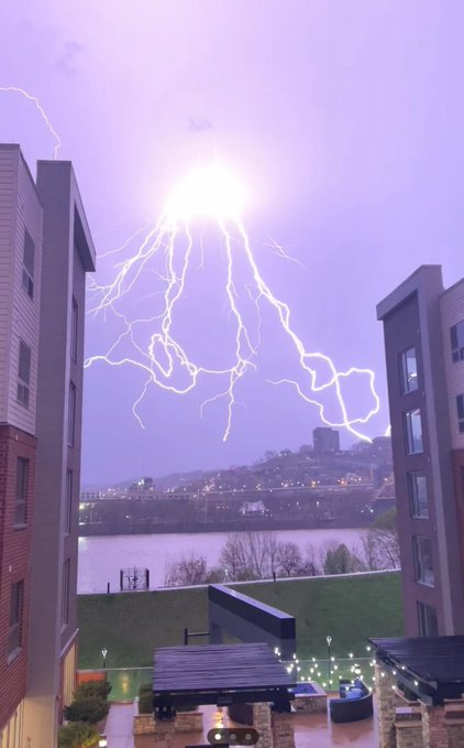 Rainmaker1973's tweet photo. Crazy lightning over Mt Adams, Cincinnati, Ohio last night https://t.co/OUX0v3zhEY