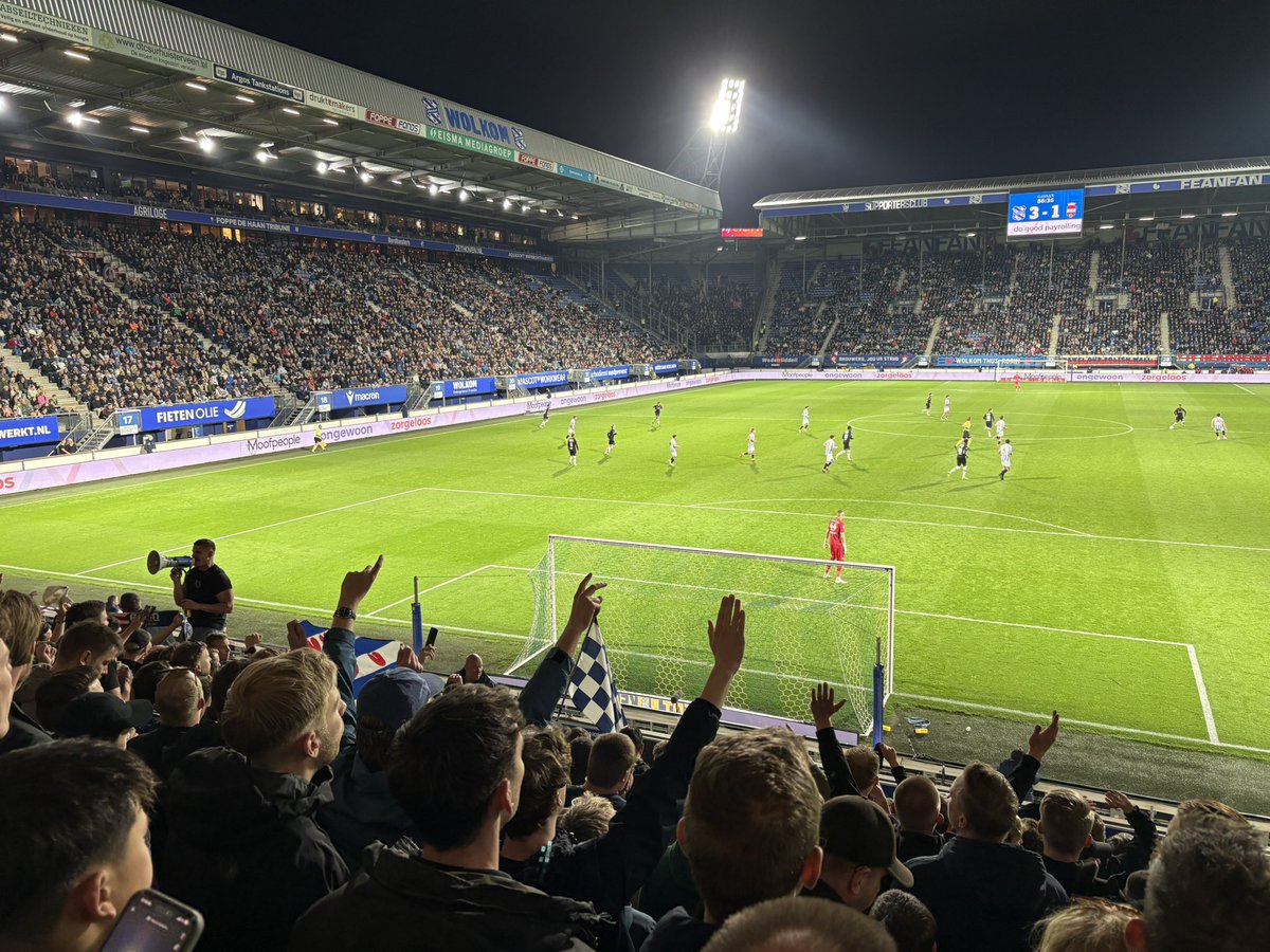 HielkeSCH's tweet photo. Bemoedigend begin van een nieuw Robin-tijdperk, met fris spel en een cruciale zege. Een opmerkelijk seizoen blijft het: thuis pas één keer verloren, uit pas drie keer niet verloren. #heewil https://t.co/bitYRxUR5J