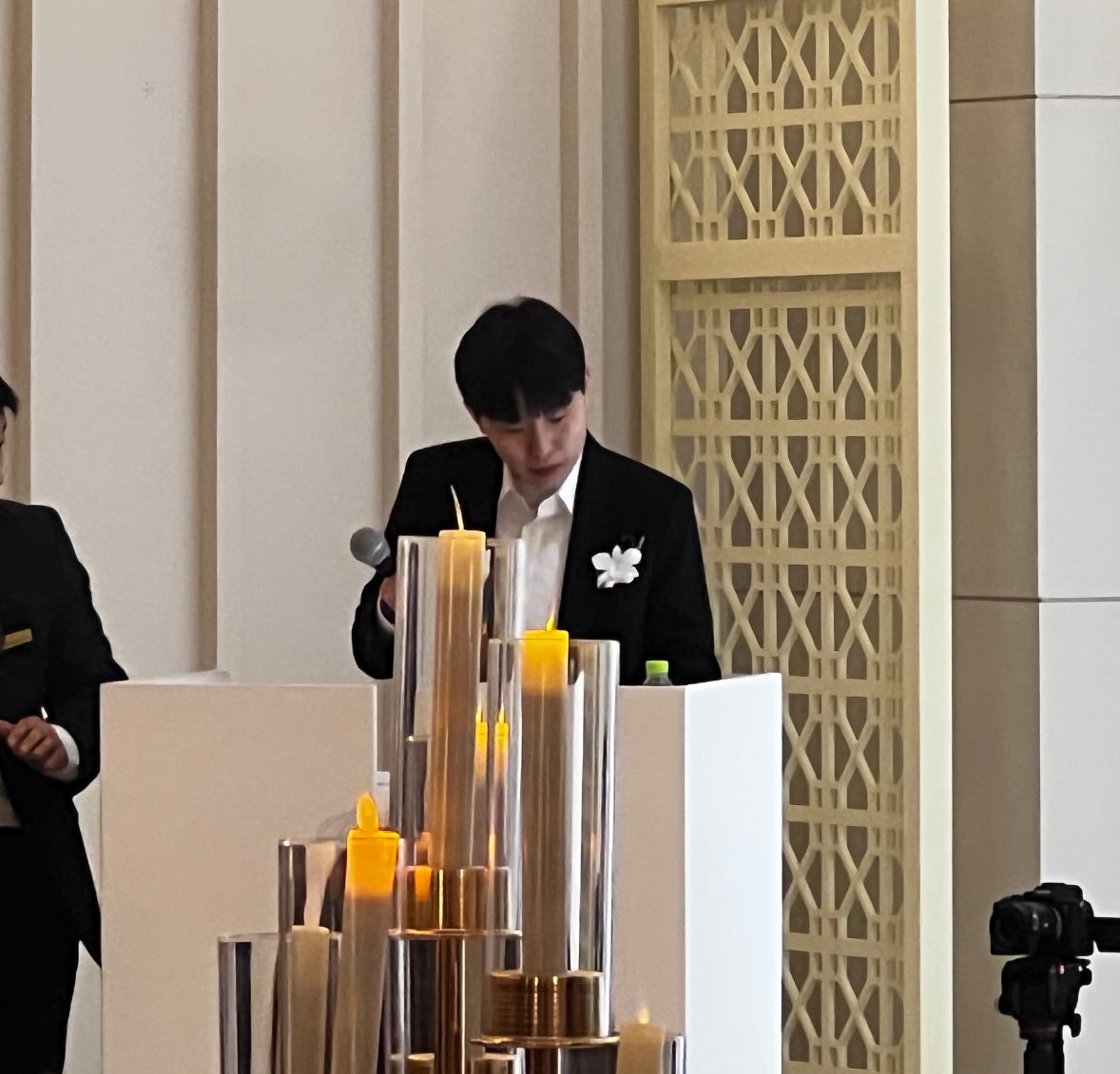 아진짜미치겠다
정장 입고 결혼식 사회 보는 윤재인
이거 실존한다고?
하.. 머리아픔