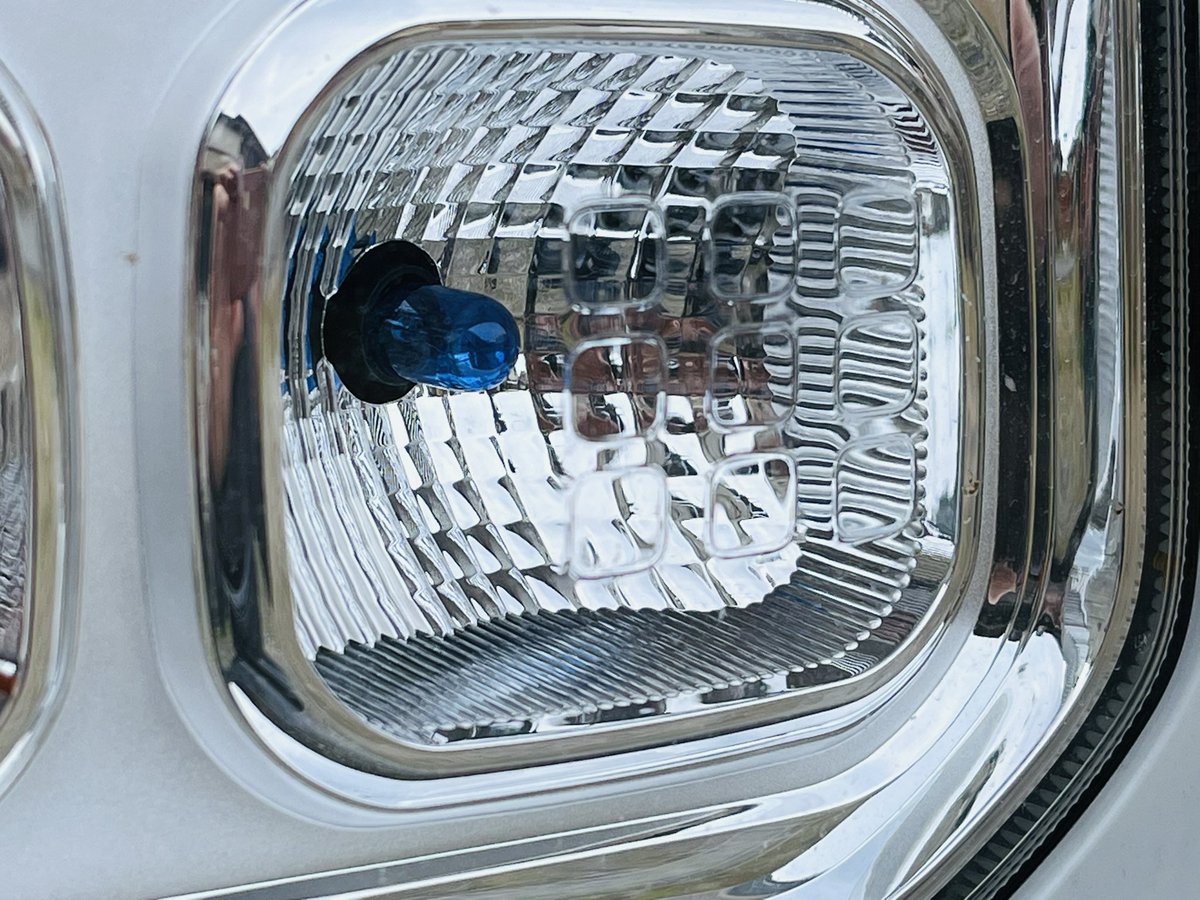 yumenekodaruma's tweet image. 朝から車のポジションランプ交換💦

アクセントに青にしてみました😆

#スクラム
#車弄り
#ランプ交換