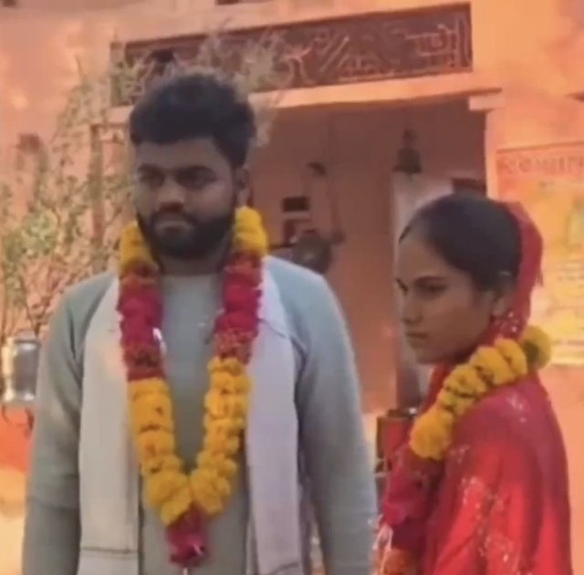 मध्यप्रदेश के ग्वालियर में मामा अवनीश कुशवाह ने भांजी पूजा कुशवाह से शादी कर लिया।

लम्बे समय से दोनों का अफेयर चल रहा था, माता-पिता ने बहुत समझाया कि यह रिश्ता कलंकित करने वाला है लेकिन दोनों ने एक न सुनी और प्रयागराज भाग गए । 

पुलिस ने दोनों को बरामद किया, घर लौटने पर परिवार