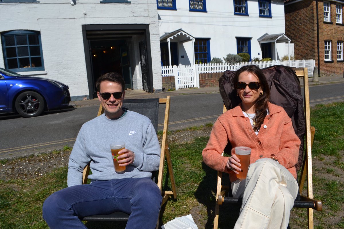 Best day of the week has arrived☀️🍻🥳 get down to the Billet, grab a deck chair, order up a pint and soak in the sun!🕶️

#youngspubs #wimbledon #crookedbillet #london #beer #saturday #wimbledoncommon