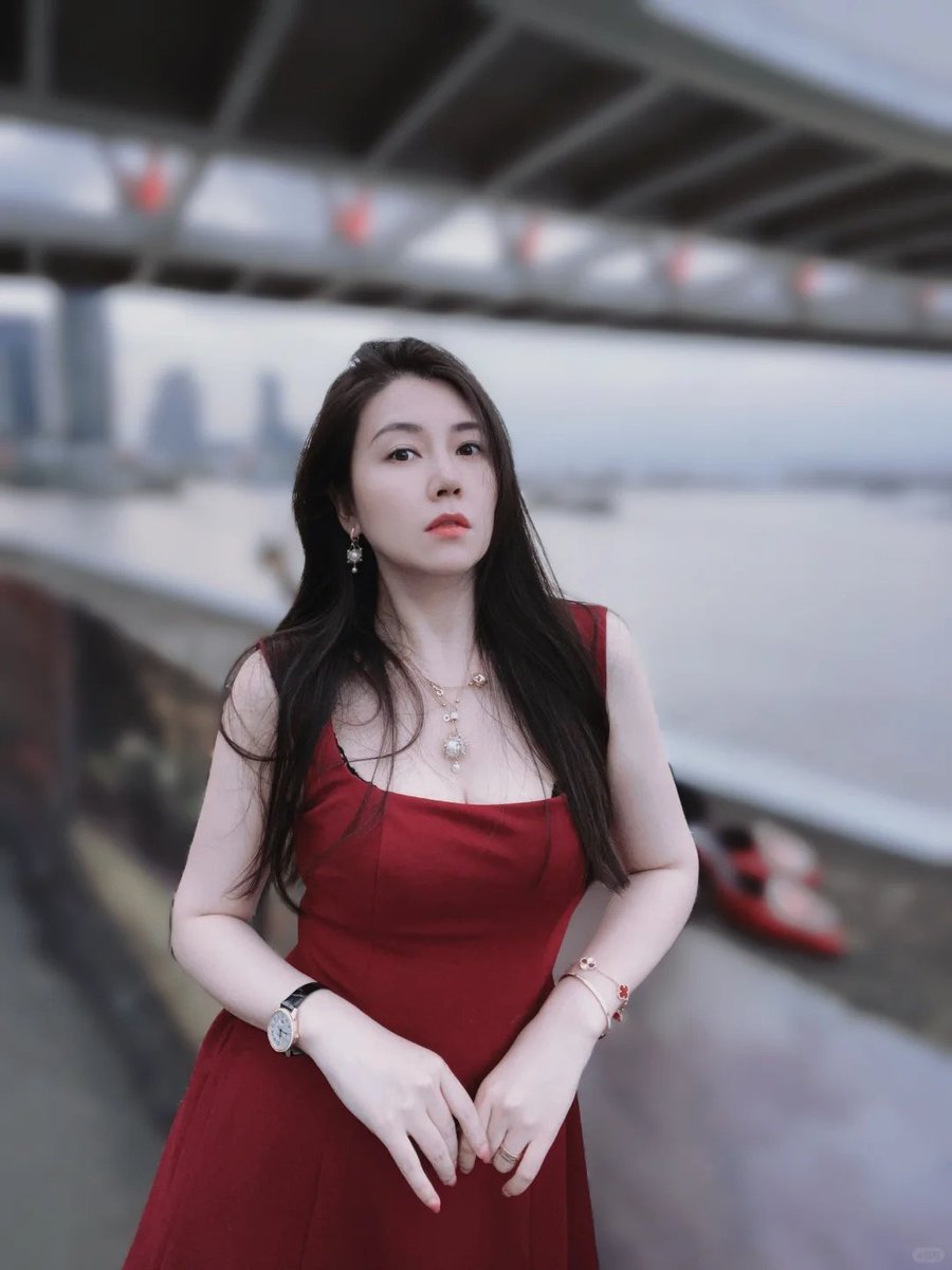Poonam24129's tweet photo. 红裙如同浪漫的诗篇，轻轻一转身，便谱写出无尽的经典 https://t.co/ZVLUD4qFEE
