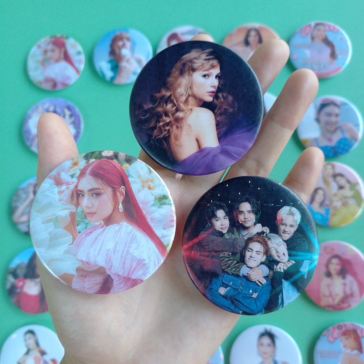 _RTM21's tweet photo. 🌸 BUTTON PINS 🌸

Perfect for:
🌸 Gifts
🌸 Souvenirs
🌸 Accessories 

Sizes:
🔮 58 mm
🔮 32 mm
🔮 25 mm

☀️ Actual color may vary due to lighting ☀️

#buttonpins #pins #buttonpin #bini #biniph #decalsticker #decalmugs #biniphotocards #customizephotocards #customizedphotocards https://t.co/josxWEK0VO