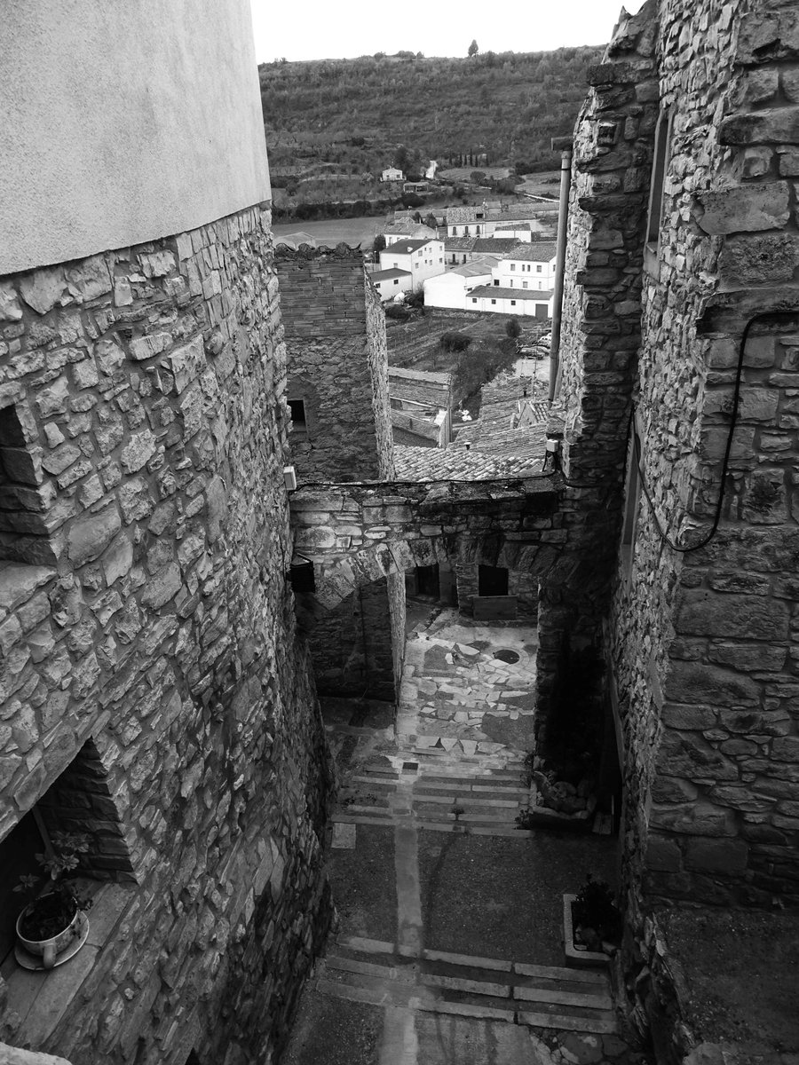 oscarvendrellf's tweet image. Històries de carrers...Guimerà #guimerà #lleida #urgell #catalunya #païsoscatalans #landscapephotography #landscape #landscapes #landscape_captures #landscape_lovers #streetstyle #streetsphotography #street #bnw #bnwphotography