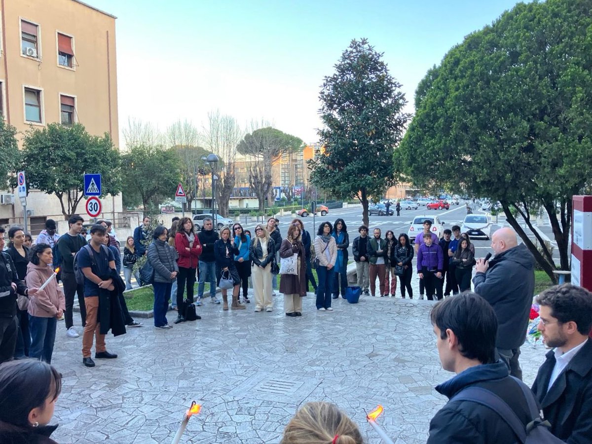 Ieri ci siamo riuniti a <a href="/SapienzaRoma/">Sapienza Università di Roma</a> per ricordare #IlariaSula e tutte le vittime di violenza. Molti di noi erano studenti e studentesse. Ogni volta che una donna viene uccisa la società fallisce. Abbiamo il dovere di non voltare lo sguardo. Per Ilaria, per tutte <a href="/gxlapace/">Giovani per la Pace</a>