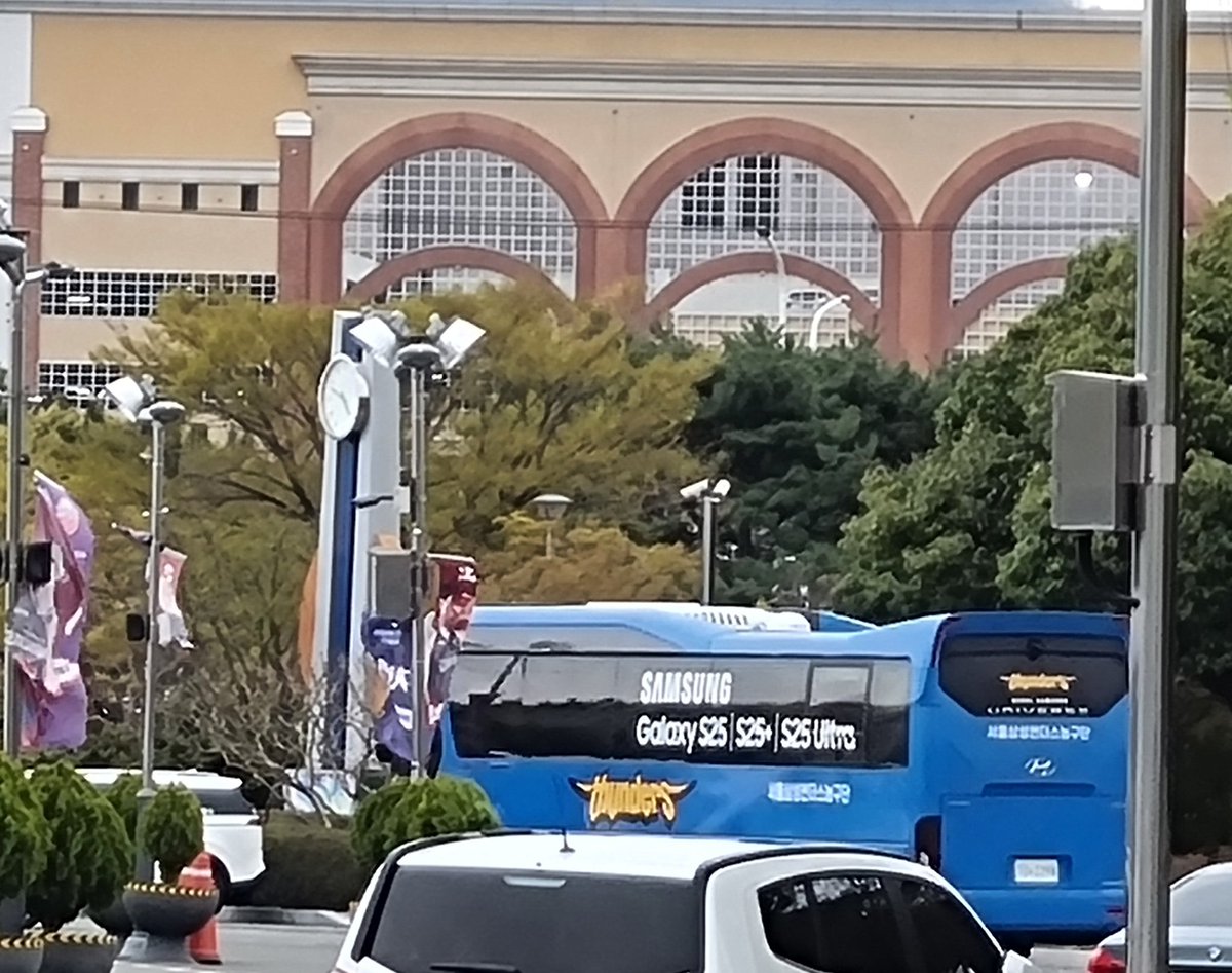 엘지나가자마자 삼성들어오네