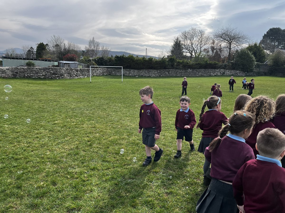 YsgolGynLlanrug's tweet photo. Dosbarth Elidir yn mwynhau rhedeg ar ôl y swigod yn y cae #awyriach☀️🏃♀️🏃🏻♂️ https://t.co/HdYIumarFg