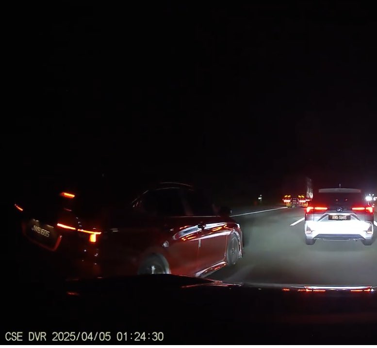 adzman86's tweet photo. Toyota Vios merah JWB 1685, kau dah la biadab dari kiri nak memotong himpit aku. Kau nak apa acah psiko ikut kekiri kekanan? Bila aku ke tengah kau xnak potong. Tau pulak takut bila aku kejar balik ye? Owner perempuan cuma tak nampak siapa drive. Video dashcam jelas ada. https://t.co/zFyLMf4nGy