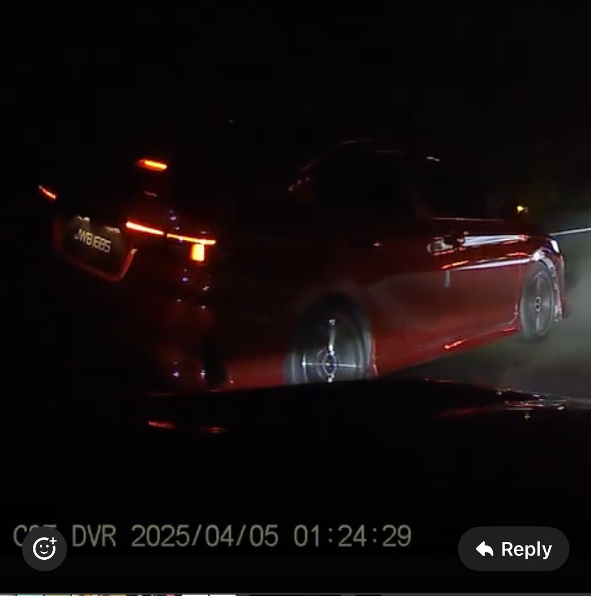 adzman86's tweet photo. Toyota Vios merah JWB 1685, kau dah la biadab dari kiri nak memotong himpit aku. Kau nak apa acah psiko ikut kekiri kekanan? Bila aku ke tengah kau xnak potong. Tau pulak takut bila aku kejar balik ye? Owner perempuan cuma tak nampak siapa drive. Video dashcam jelas ada. https://t.co/zFyLMf4nGy