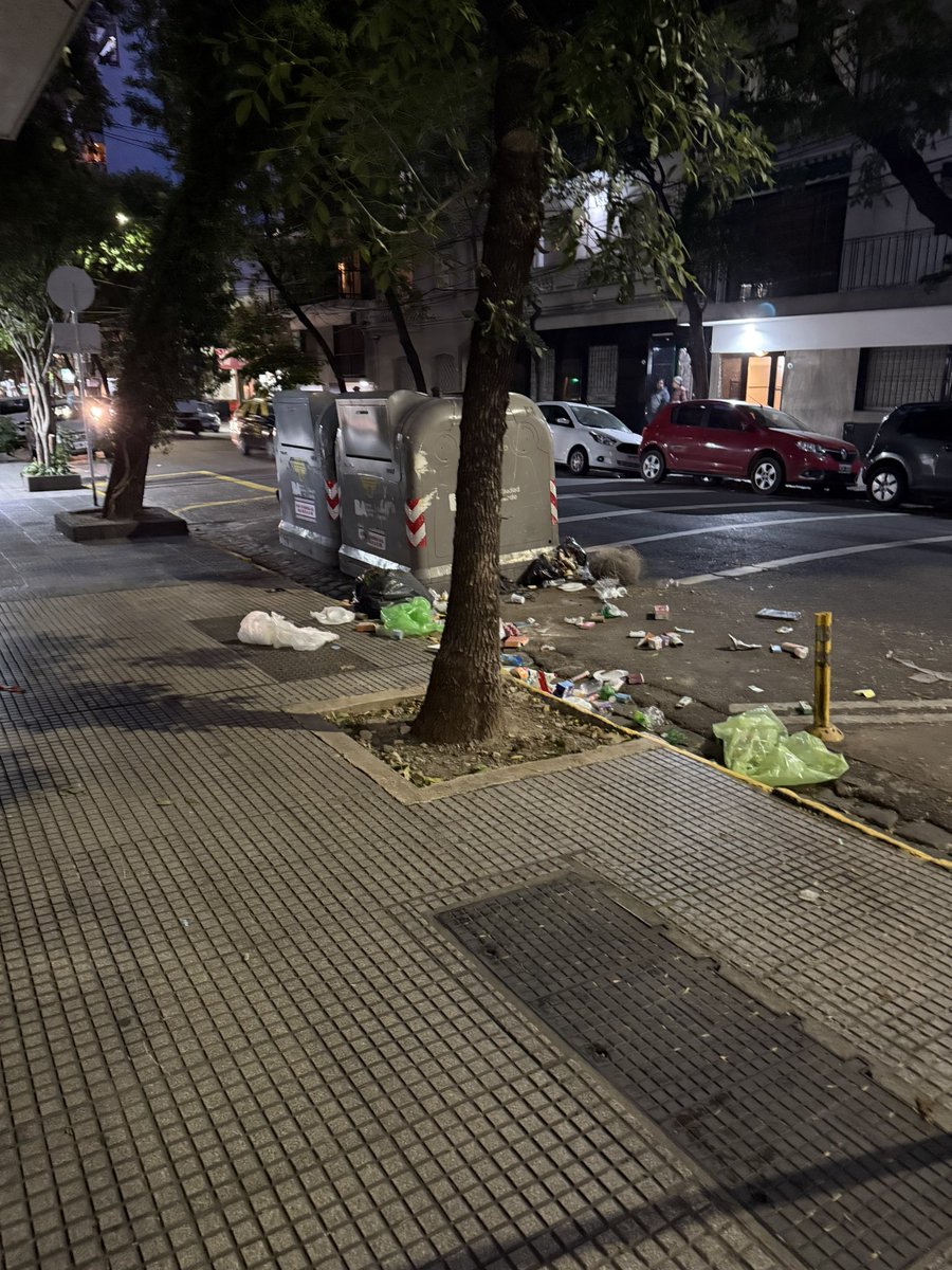 MarianaSheehan's tweet photo. @gcba el problema de nunca acabar de la basura en caballito, hicimos todas las denuncias posible y no nos dan ninguna solución. https://t.co/As34bNqfrX