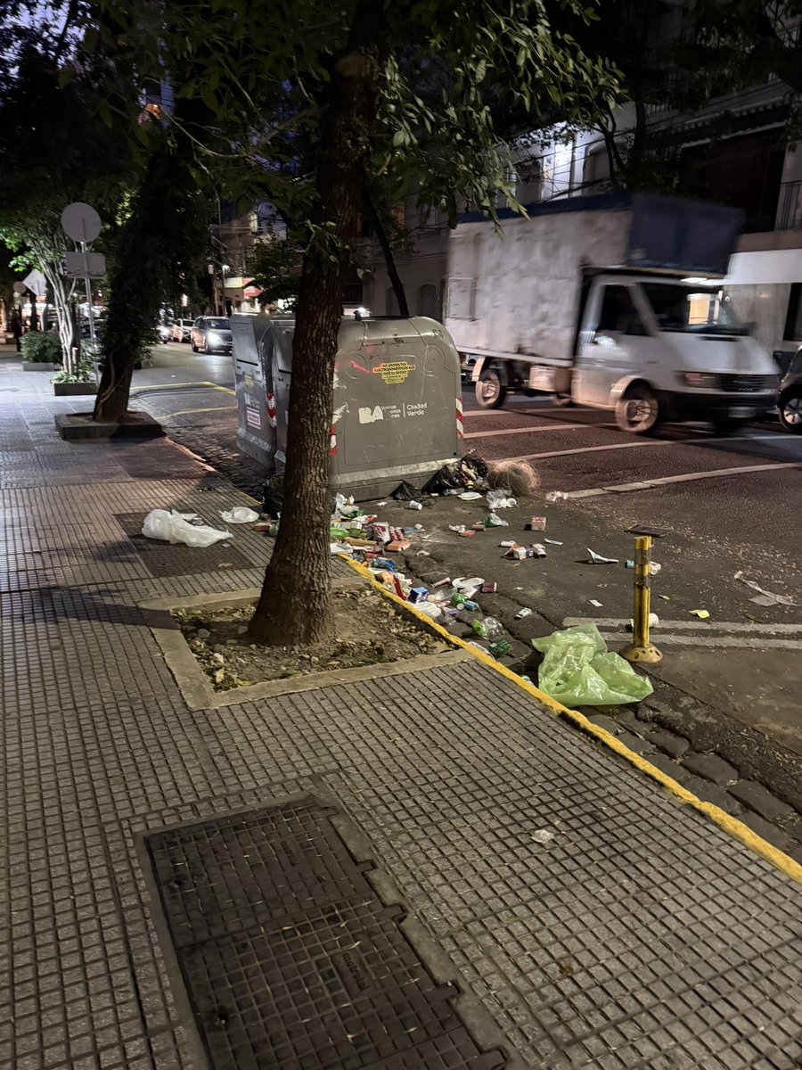 MarianaSheehan's tweet photo. @gcba el problema de nunca acabar de la basura en caballito, hicimos todas las denuncias posible y no nos dan ninguna solución. https://t.co/As34bNqfrX