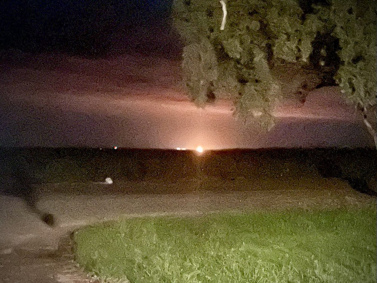 A massive coal seam gas #CSG flare 🔥 by Arrow Energy at its Surat Gas Project is visible day and night from 20km away, underscoring the serious environmental consequences of CSG mining #DirtyEnergy #subsidence #methane #CountTheRealCost #WastedGas