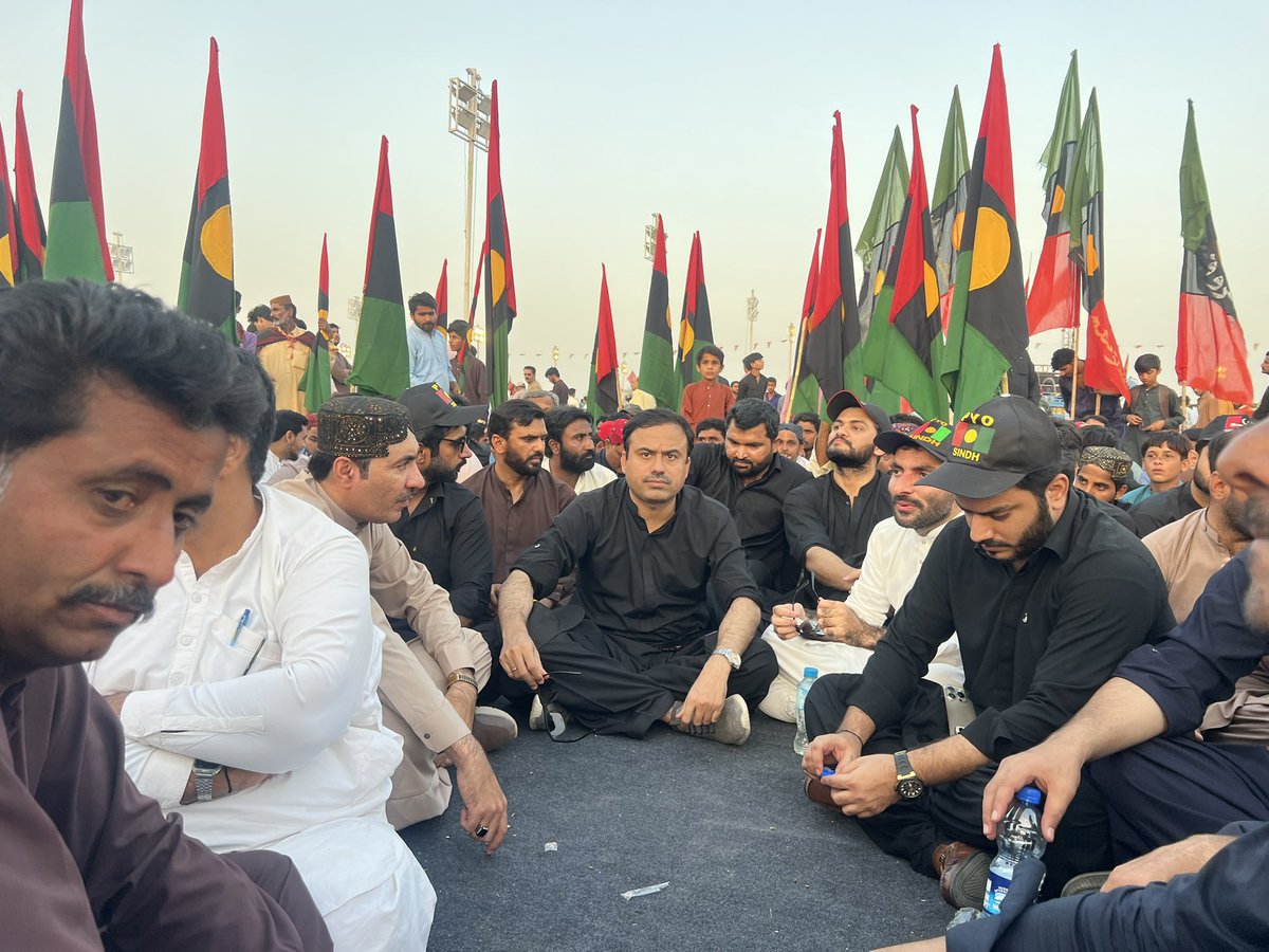 JavedNLaghari's tweet image. Attended Martyrdom anniversary of Shaheed Zulfikar Ali Bhutto at Garhi Khuda Bux. PYO Sindh across the province joined the event. Taimoor Mahar, Aftab Jakhrani, Muzamil Chandio, Mehran Narejo and district organisations attended with huge crowd. 
#SalaamQuaidEAwam #PYOSindh