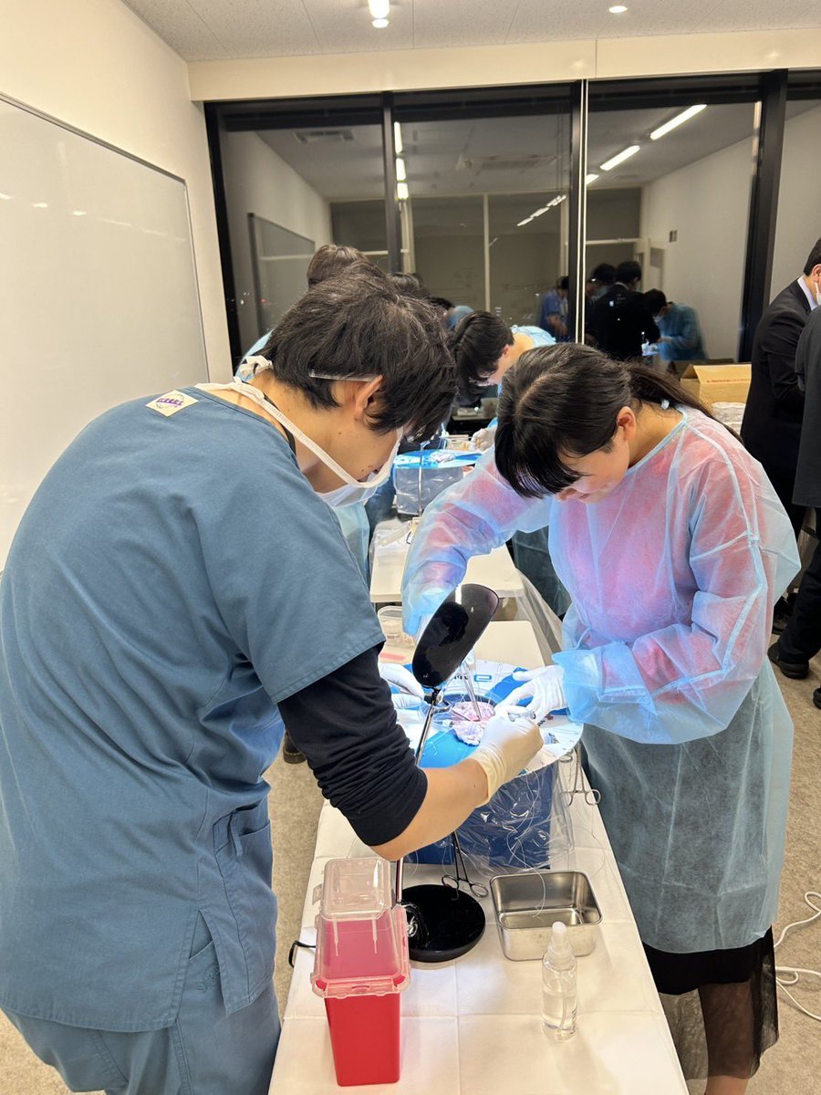 ChibaCVS's tweet photo. 【ウェットラボ開催報告】4/4にAVR/MVRでwetlabを行いました。

5���の学生、研修医の方々にお越しいただきありがとうございます🌸皆さん熱心に進めてます、普段術中でも特にメインどころは集中maxです🔥心臓外科に興味ある方はご連絡ください！次は5/16(金)に予定してます🥸
#心臓血管外科　#wetlab https://t.co/7HjOcpXD0H