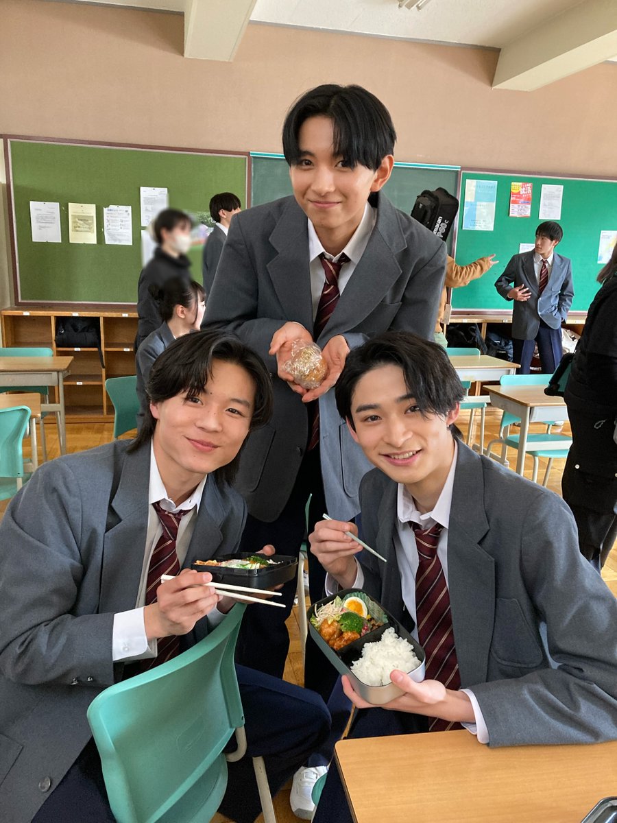 kanosore_ytv's tweet photo. ┈┈˖⋆＊𝙾𝚏𝚏 𝚂𝚑𝚘𝚝＊ ⋆˖ ┈┈

千夏の同級生・太呂と
根津・大宮をキャッチ📸
📍千夏たちの通う高校

＊⋆˖┈┈┈＊⋆˖⋆＊┈┈┈˖⋆＊

カットがかかっても
お弁当を食べ続け完食😋

#彼女がそれも愛と呼ぶなら 🕊️
#かのそれ
#竹野世梛  #犬塚心 #樫又龍ノ介

👑TVerドラマランキング２位✨
(4/5 17:00現在)
📺第１話はTVerにて配信中💫
🔗https://t.co/L7sJ5oX2yV