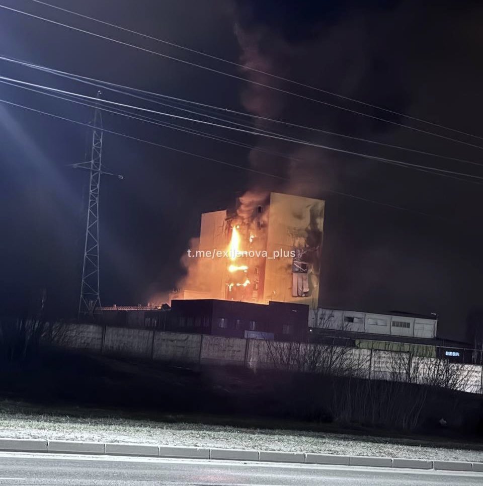 Overnight, Ukrainian attack drones successfully penetrated over 750km into Russian airspace and struck Russia's only domestic fiber optic producer, an immensely key link for Russian drone production. 

The facility is heavily damaged and burning.