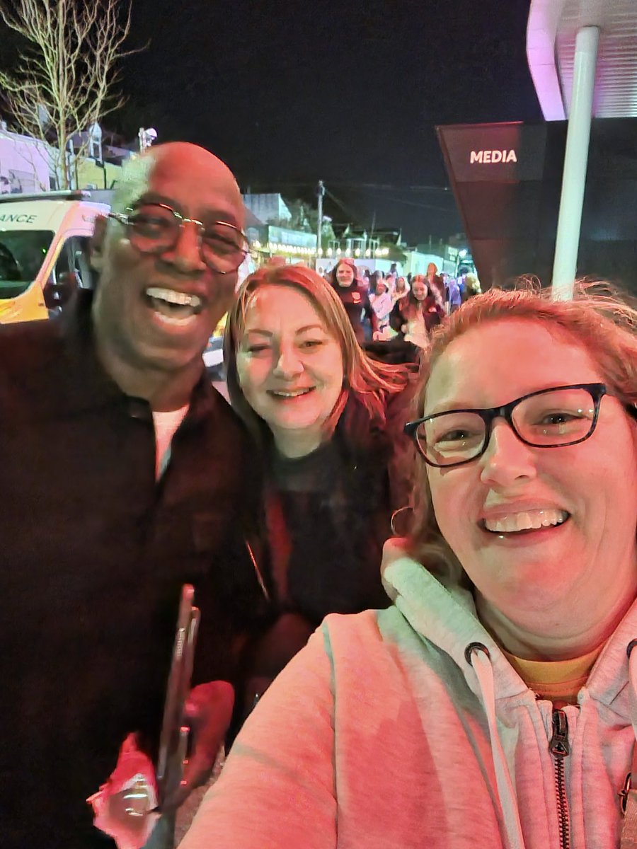 CaptainClaire3's tweet photo. Met the legend that is @IanWright0 last night! Thanks for let us have the first photo!! https://t.co/ndSTIghIJX