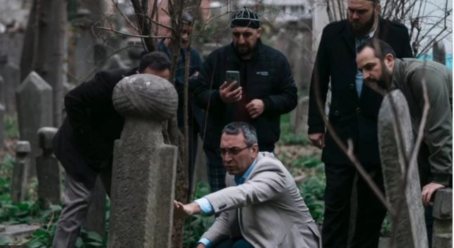İstanbul’un sokaklarında bir zamanlar suyu kesilmiş çeşmeler vardı. Kaderine terk edilmiş, duvarlarına isimler kazınmış, geçmişiyle bağı koparılmış yapılar… Mahir Polat, o yapıları sahiplenen, tarihine nefes aldıran bir isimdi. Bu kente, bu halka, geçmişimize borcunu ödüyordu.