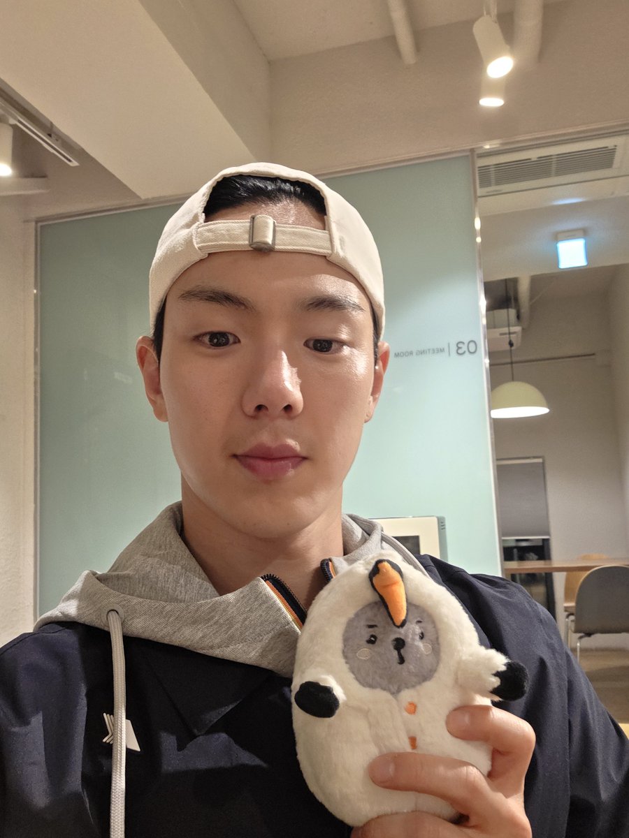 OfficialMONSTAX's tweet photo. 뭉치들아 일년살아낸거 축하한다 앞으로도 옆에서 여기저기 많이구경시켜줄게 ! @MONMUNGCHI_X #셔누 https://t.co/m5cqsOjJjM