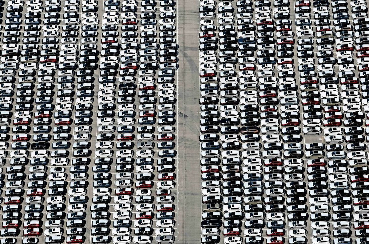 Was <a href="/realDonaldTrump/">Donald J. Trump</a> seinen Landsleuten de facto sagt:
„Es ist besser, wenn wir Ausländern mehr für ihre Waren zahlen und weniger von ihnen für unsere Produkte verlangen. Teuer einkaufen, billig verkaufen – so gehen gute Deals. Klingt komisch, ist aber makroökonomisch so, sagen