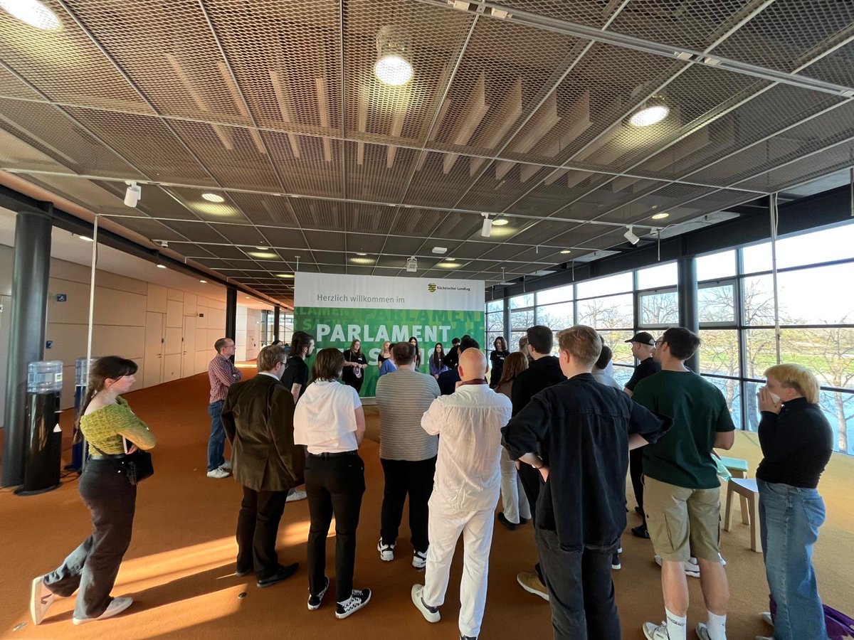 Včera jsme zahájili náš 🇨🇿-🇩🇪 vzdělávací projekt #re_demo na podporu demokracie. Spojujeme síly institutů politologie na ⁦<a href="/tudresden_de/">TU Dresden</a>⁩ a #UJEP a zkoumáme procesy radikalizace v pohraničí. Včera jsme o tom debatovali s poslanci saského parlamentu ⁦<a href="/sax_lt/">Sächsischer Landtag</a>⁩