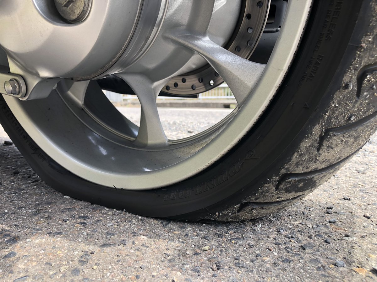 vmax347's tweet photo. 花見で久しぶりにバイク乗ったら、途中でパンク！せっかくの休みがー(ToT) https://t.co/2L2Dkz92q3