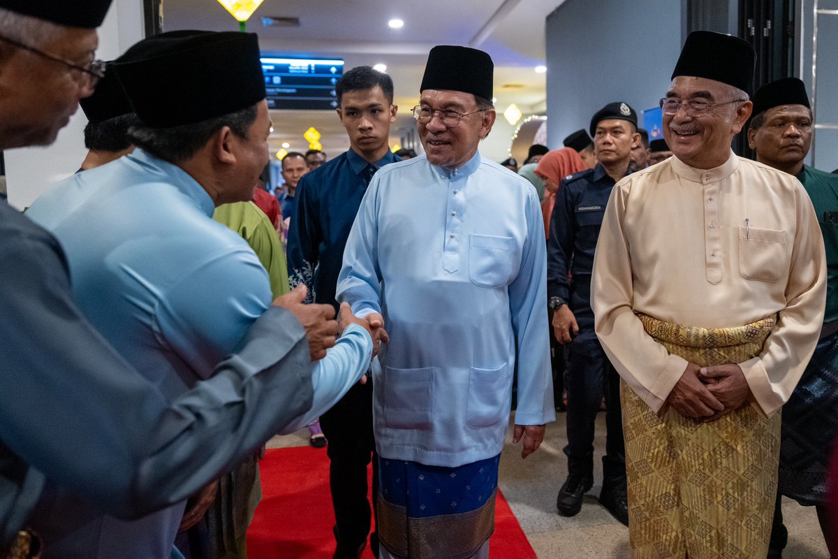anwaribrahim's tweet photo. Menghadiri Majlis Sambutan Aidilfitri MADANI Peringkat Kebangsaan di MITC Melaka bersama Yang di-Pertua Negeri Melaka Tun Dr Mohd Ali Mohd Rustam, Ketua Menteri, barisan pimpinan Kerajaan Persekutuan dan Negeri selain pelbagai lapisan masyarakat berbilang kaum dan agama di sini. 

Alhamdulillah, saya berbangga melihat kemeriahan sambutan Aidilfitri yang begitu penuh ceria dan kegembiraan dengan bersalaman, bertegur sapa, bergambar untuk momen kenangan bersama-sama.

Dalam ucapan, saya maklumkan bahawa Syawal adalah bulan kemenangan dan kejayaan selepas berlalunya Ramadan yang menuntut kesabaran serta keyakinan diri berperang dengan hawa nafsu masing-masing.

Kejayaan juga boleh diukur di peringkat Kerajaan Negeri dan Persekutuan apabila rakyat menikmati pembangunan dan pertumbuhan ekonomi yang rancak, dipacu dengan perubahan teknologi terkini seperti kecerdasan buatan, tenaga hijau dan industri semikonduktor.

Prasarana, infrastruktur, projek tebatan banjir, sekolah, parit, dan segala terkait dengan kebajikan rakyat, perlu disiapkan dengan cepat dan dilaksanakan sebaiknya agar dapat dimanfaatkan segenap lapisan masyarakat.

Terima kasih kepada semua hadirin atas sambutan dan layanan luar biasa. Selamat Hari Raya Aidilfitri maaf zahir dan batin. Moga kemeriahan dan keberkatan bulan Syawal terus dinikmati kita semua.

#MalaysiaMADANI
#MADANIBekerja
