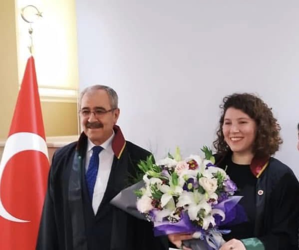 Bağımsız yargının en önemli unsuru Savunmadır. Savunmanın olmadığı yerde Adalette yoktur. Üstünlerin Hukukunu değil,  Hukukun üstünlüğünü temel alan ve Adalet mücadelesi veren başta sevgili kızım E. Beyza Paksoy olmak üzere tüm değerli meslektaşlarımın AVUKATLAR GÜNÜ kutlu olsun.