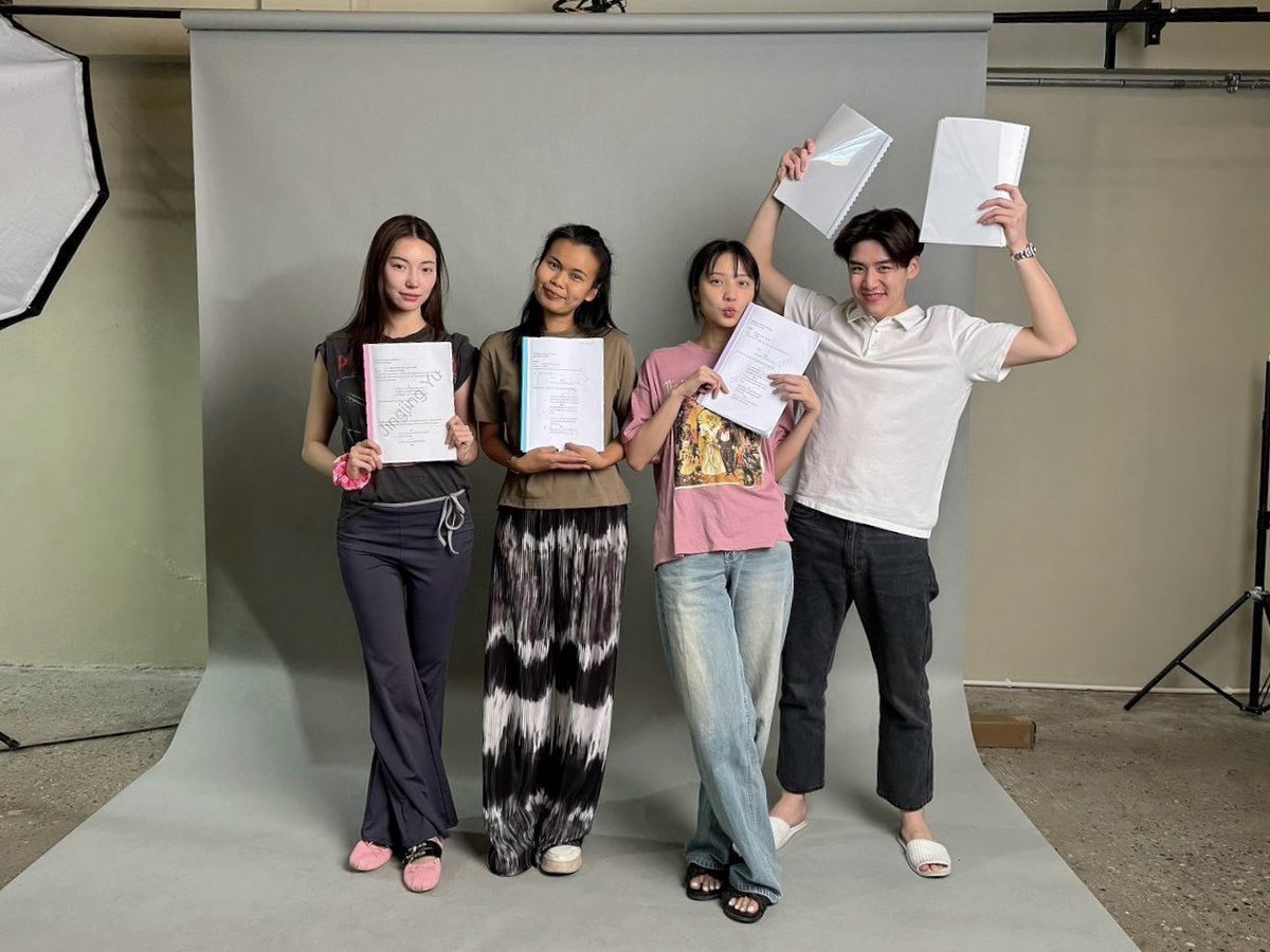 MUTELUVSeries's tweet photo. เบอร์ว่ารักแถบ 
แบบว่า…. เปิดกล้องแล้วจ้าาา 🎥

ฝากแฟนๆ ส่งกำลังใจให้ แจน จิงจิง และ เล้ง ในการถ่ายทำกันด้วยน้า 📱✨

#MuTeLuv 
#GMMTV https://t.co/BA1xoPhvhO