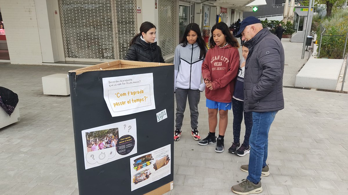 Ahir tots els infants de primària van fer la devolutiva al barri de la investigació de la Nit de la Recerca. 
També van convidar a la gent a venir a l'escola a veure l'obra "Infidel Meridià" el 10 d'abril a les 11 h.
L'artista de l'obra va acompanyar-los en aquesta tasca!