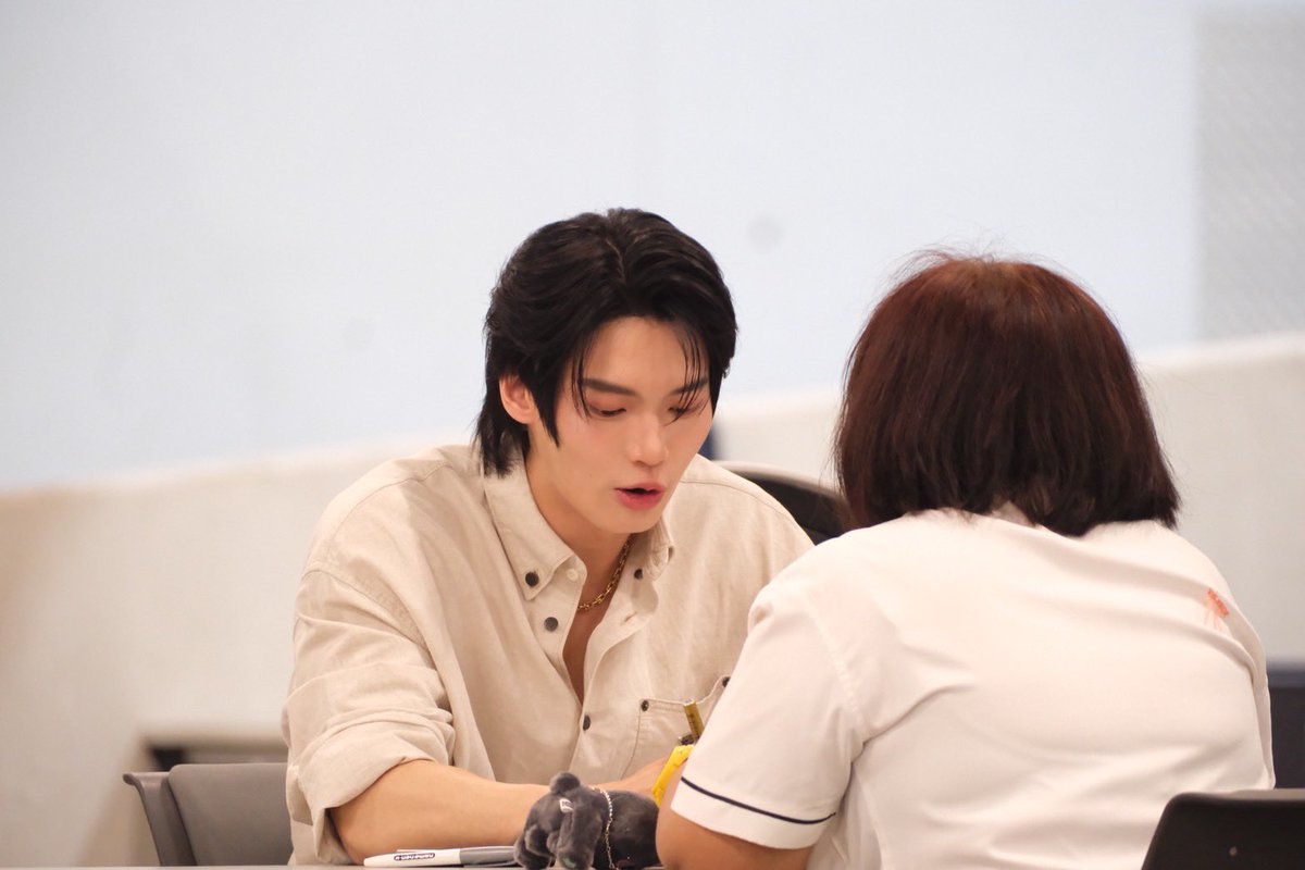 boommy17's tweet photo. อิฉันบอกสต๊าฟอย่าเพิ่งจับเวลานะให้นั่งก่อน วินขำ

B: ขอคาถาติ่งให้ผู้สูงวัยหน่อย 555 
W : 5555 คาถาเหรอ
B: เป็นไงบ้างไม่ได้คุยกันนานเลยอ่ะ
W : โอ้ยยย ขอบคุณนะครับ ขอบคุณที่พยายามมาหาวินทุกงาน
B: ครับ จะพยายามไปให้ได้ทุกงานนะ วินวันที่แผ่นดินไหวเป็นไงบ้าง
W : ผมอยู่ในรถ
B: ได้วิ่งม่ะ
W : ไม่ได้วิ่งไง อยู่บนรถ
B: (ในใจเอ้อว่ะ)ไม่ตื่นเต้นเลยเหรอ
W : ตอนแรกอ่ะคิดว่าอยู่บนท่อ บนถนนอะไรแบบนี้อ่ะ
B: อ๋อออออออ ไม่ตกใจเลยใช่มั้ย
W : ตกใจนิดหน่อย
หมดเวลา!!!!!!!
B: take care na
W : ขอบคุณคร้าบบ

WIN 1ST FAN SIGN

#BKKIBF2025xWIN
#winmetawin️