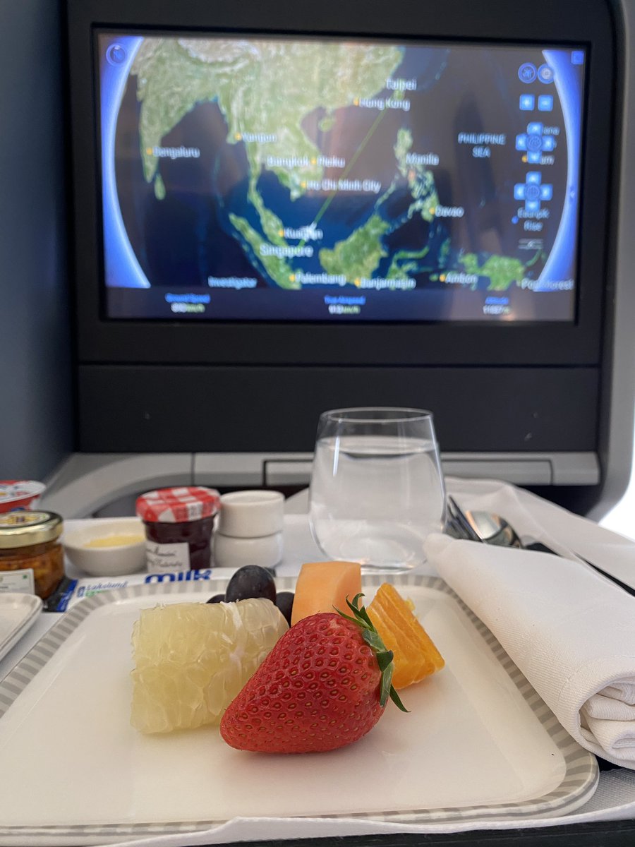 iSiddharthRaman's tweet image. I wonder where Singapore or Singapore Airlines sources their oranges from.
Their oranges are incredibly tasty, probably the only truly good fresh orange juice I’ve ever had on a flight.
And that strawberry was so good too!
Route: SIN-TPE