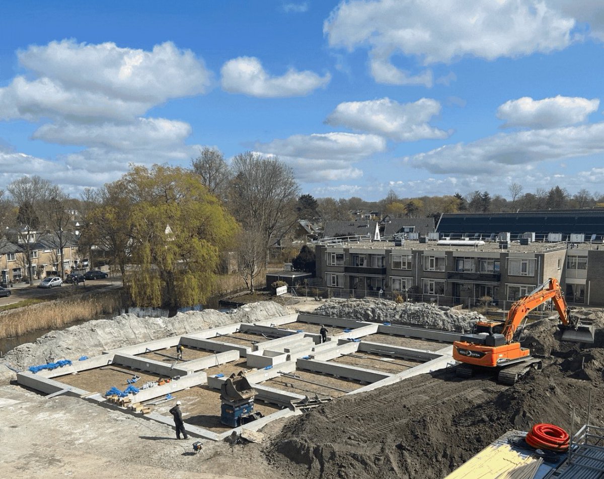 De industriële appartementstroom <a href="/fijnwonen/">Fijn Wonen</a> <a href="/VanWijnenGroep/">Van Wijnen</a> in beelden. In #Hengelo foto’s vanaf dak gebouw 1 naar 2 <a href="/bpd_nl/">BPD | Bouwfonds Gebiedsontwikkeling</a>, in #Veendam staat de begane grond van gebouw 3 <a href="/Acantus_/">Acantus</a> en in #Heerhugowaard ligt de fundering voor gebouw 4 met sociale huuwoningen voor #Woonwaard.