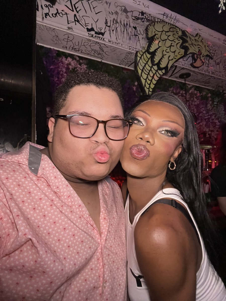 🎶everybody comes to H O L L Y W O U L D…🎶

it was soooo great meeting the lovely <a href="/OnlyHollyWould_/">Hollywould Star</a> 🪩✨