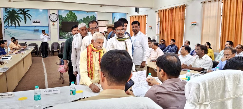 सम्पूर्ण समाधान दिवस के अवसर पर जिलाधिकारी <a href="/RameshRanjanIAS/">Ramesh Ranjan</a> ने पुलिस अधीक्षक सौरभ दीक्षित के साथ तहसील शिकोहाबाद में जनसुनवाई करते हुए संबंधित विभागीय अधिकारियों को प्राप्त शिकायतों का निस्तारण मौका मुआयना कर समयबद्ध एवं गुणवत्तापूर्ण ढंग से करने के संबंध में आवश्यक दिशा निर्देश