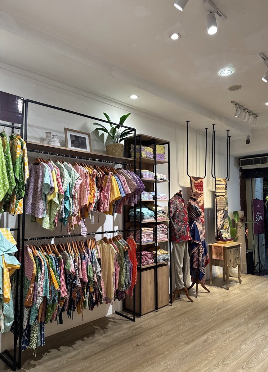 Racunkudishopee's tweet photo. SUNGKEM SAMA BRAND INI UDAH PRODUKSI OUTFIT BATIK YANG CHIC &amp; ICONIC ELEGAN BANGET BUAT ANAK MUDA🥹🥹🫶🏻

Toko offlinenya deket stasiun lempuyangan, cuma 5 menit.
Jangan lupa mampir kalo ke Jogja please😭🙏🏻 https://t.co/2a7I0hoS9A