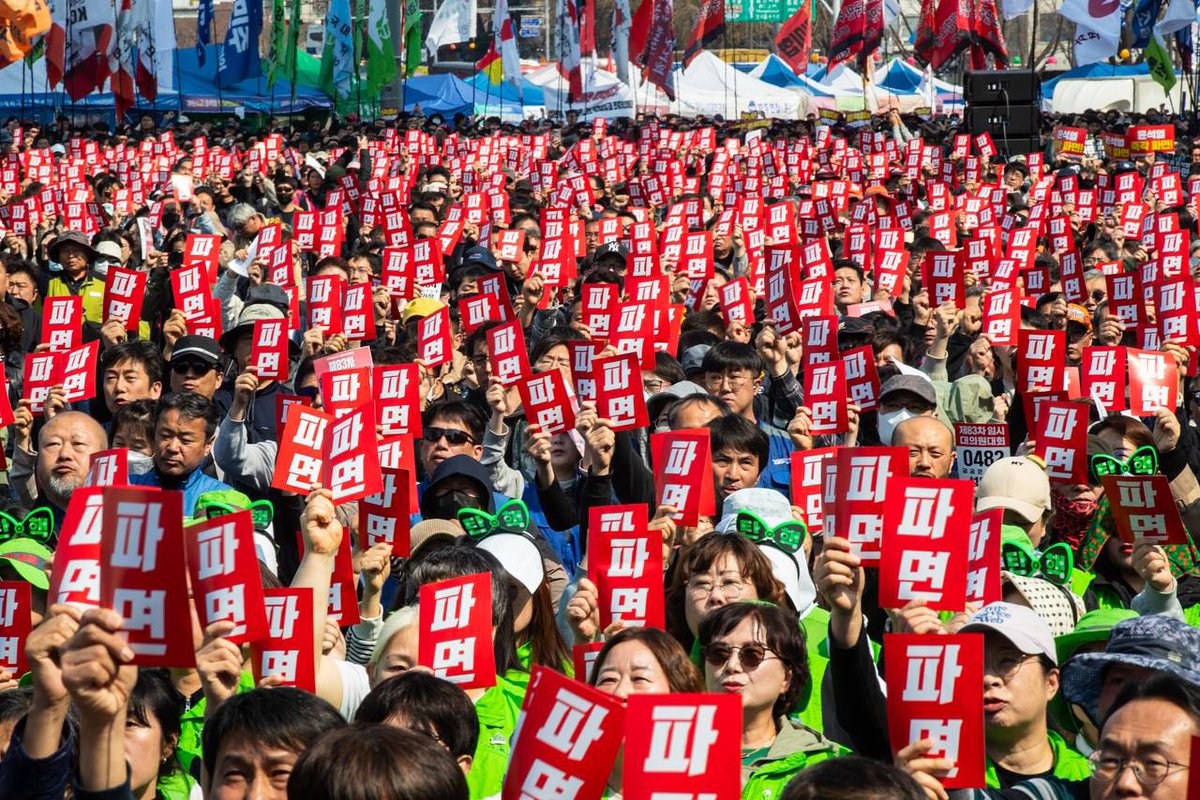 ituc's tweet photo. ⚖️ #SouthKorea🇰🇷 Constitutional Court’s unanimously decided to impeach former President Yoon Suk Yeol for leading an insurrection.

👏 Congratulations to the Korean trade union movement for its tireless fight #ForDemocracy.

🚨 The fight is not over! The struggle continues for a society where all workers can unionise freely, enjoy full labour rights, and access quality public services. Together, we push #ForDemocracy that delivers justice, equality, and a better future✊

@itucasiapacific  @efktu  @ekctu  @ilo  @UNESCAP  @ASEAN  @luc_triangle