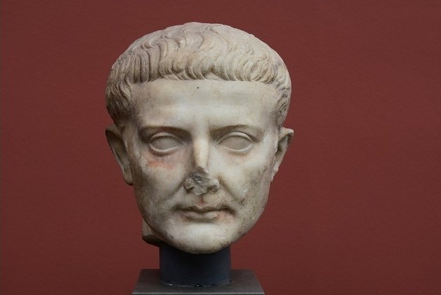 Tiberius Caesar Augustus, doğumda; Tiberius Claudius Nero
(16 Kasım MÖ 42 - 16 Mart 37),
Augustus'un 14 yılında ölümünün ardından Roma İmparatorluğu tahtına çıkan ikinci Roma imparatoru.