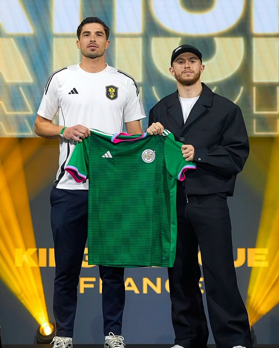 Footballogue's tweet photo. Clément Goguey, 1er joueur drafté de l'histoire de la Kings League en France donne son avis sur la compétition ! 🇫🇷👀

"𝗟𝗮 𝗞𝗶𝗻𝗴𝘀 𝗟𝗲𝗮𝗴𝘂𝗲 𝘃𝗮 𝗽𝗿𝗲𝗻𝗱𝗿𝗲 𝗱𝗲 𝗹’𝗮𝗺𝗽𝗹𝗲𝘂𝗿, parce que c’est un 𝗳𝗼𝗿𝗺𝗮𝘁 𝗱𝘆𝗻𝗮𝗺𝗶𝗾𝘂𝗲, où il se passe pleins de choses. 

Surtout que les créateurs de contenus ramènent leur communauté, 𝗰̧𝗮 𝘃𝗮 𝗲̂𝘁𝗿𝗲 𝘃𝘂 𝗽𝗮𝗿 𝗯𝗲𝗮𝘂𝗰𝗼𝘂𝗽 𝗱𝗲 𝗽𝗲𝗿𝘀𝗼𝗻𝗻𝗲𝘀.

Les gens qui aiment le foot vont regarder ces matchs-là par curiosité, donc 𝗰̧𝗮 𝗽𝗲𝘂𝘁 𝗮𝗽𝗽𝗼𝗿𝘁𝗲𝗿 𝗯𝗲𝗮𝘂𝗰𝗼𝘂𝗽 𝗱𝗲 𝘃𝗶𝘀𝗶𝗯𝗶𝗹𝗶𝘁𝗲́ 𝗽𝗼𝘂𝗿 𝗰𝗲𝗿𝘁𝗮𝗶𝗻𝘀 𝗷𝗼𝘂𝗲𝘂𝗿𝘀."

(RMC Sport/IG : clemgoguey23)