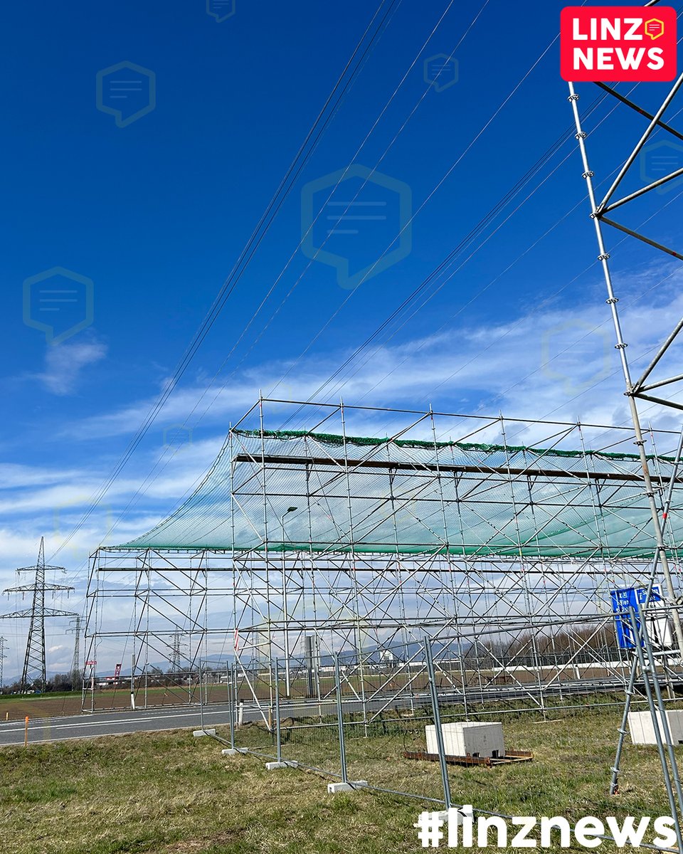 linzdotnews's tweet image. 🔌 Im Raum St. Florian werden die Stromleitungen ausgebaut, um die Stromversorgung zu verbessern. 
👷 Seilzug der Leiterseile bis ins zweite Quartal 2025.
🛠️ Ausbauarbeiten am Umspannwerk Tillysburg bis voraussichtlich Sommer 2025.

#strom #stromleitung #baustelle